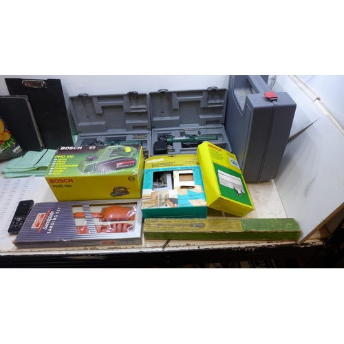 2009 - Box of assorted tools & power tools, Bosch planer, 2 Bosch electric screwdrivers, joint jig sanding ... 