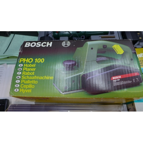 2009 - Box of assorted tools & power tools, Bosch planer, 2 Bosch electric screwdrivers, joint jig sanding ... 