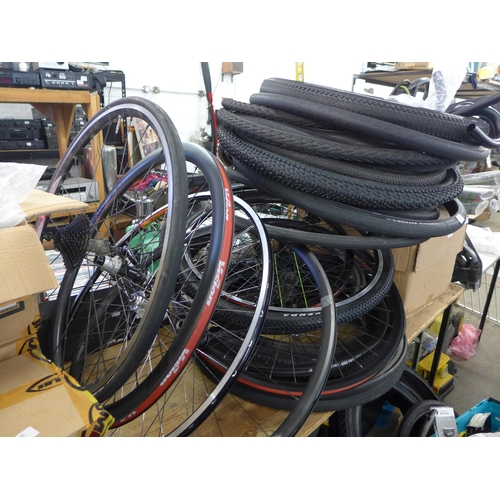 2112 - Unused bicycling job lot: approx. 30 unused tyres, 10 wheels, many pro items plus approx. 300+ acces... 