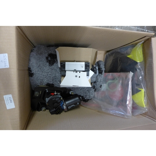 2144 - Automotive job lot; windscreen wiper motor, Volvo headgasket kit, motorbike number plate mount and m... 