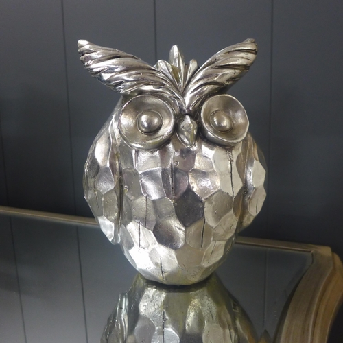 1332 - An Olive silver ceramic owl, H19cm (2171410)   #