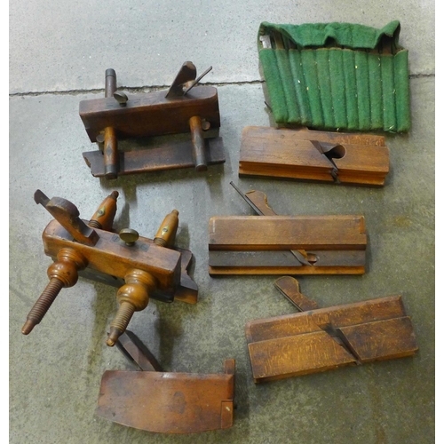 726 - A box of Victorian carpenters planes and tools