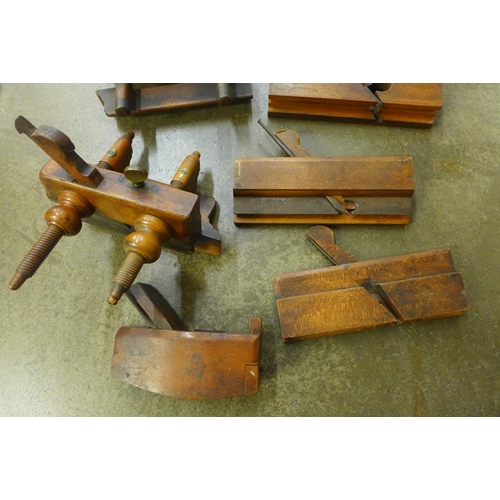 726 - A box of Victorian carpenters planes and tools