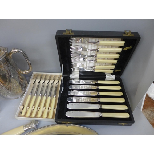 729 - A box of mixed silver plated items and metalwares, including a pair of fish servers, the knife with ... 