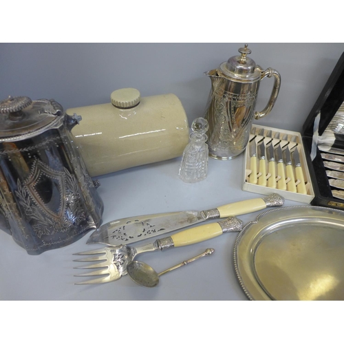 729 - A box of mixed silver plated items and metalwares, including a pair of fish servers, the knife with ... 