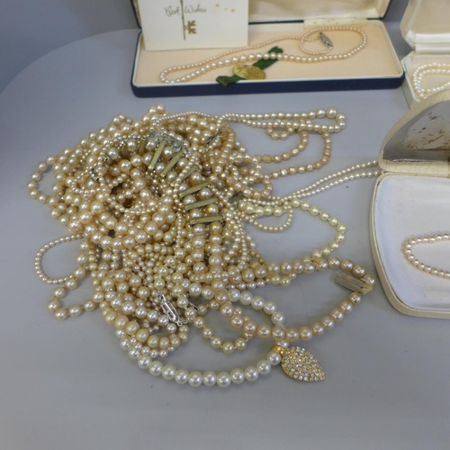 733 - Faux pearl jewellery