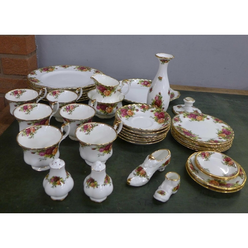 794 - A collection of Royal Albert Old Country Roses china