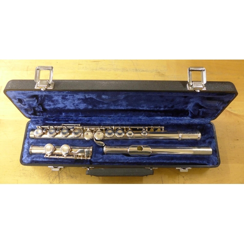 818 - A Buescher flute, cased