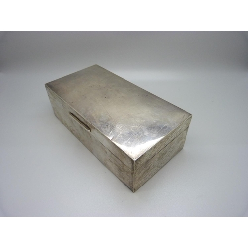 850 - A silver cigarette box with wood lining, gross weight 488g