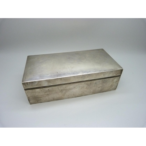 850 - A silver cigarette box with wood lining, gross weight 488g