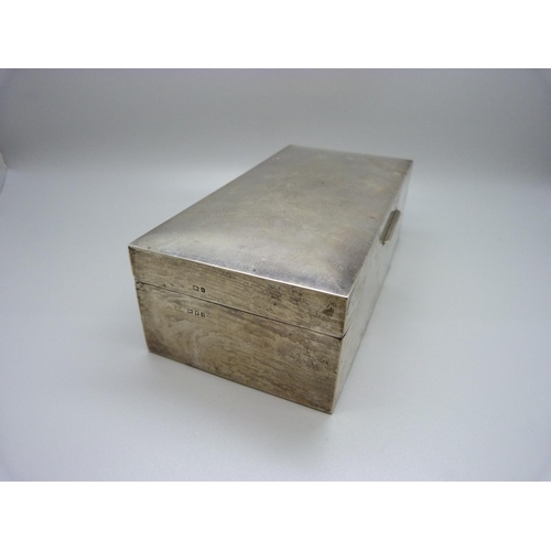 850 - A silver cigarette box with wood lining, gross weight 488g