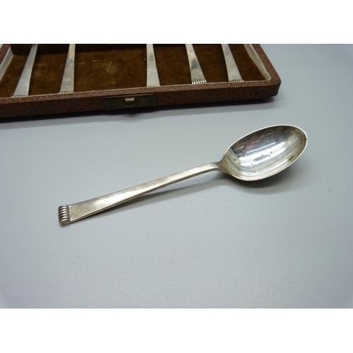 865 - A cased set of six silver tea spoons, Cooper & Berry, 1947, 112g