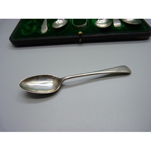 866 - A cased set of six silver spoons and sugar bows, Cooper & Berry, 1912, 112g