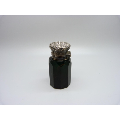 877 - A silver topped green glass scent bottle, 6.5cm