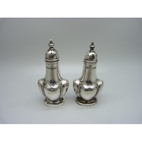 882 - A pair of silver pepperettes, Birmingham 1916, 49g