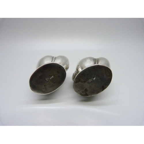 882 - A pair of silver pepperettes, Birmingham 1916, 49g