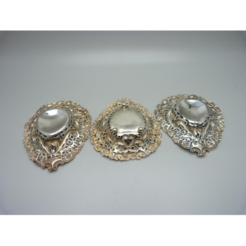 883 - A pair and a single pierced and embossed silver dishes, Birmingham 1896/7, 50g