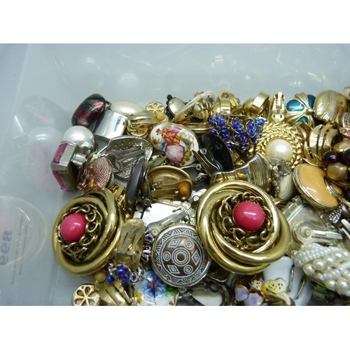 899 - Over sixty pairs of vintage clip-on earrings including Trifari