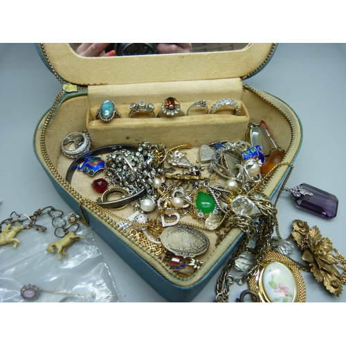 903 - A box of jewellery including 9ct gold/silver ring, stick pin, etc.