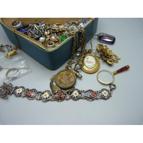 903 - A box of jewellery including 9ct gold/silver ring, stick pin, etc.