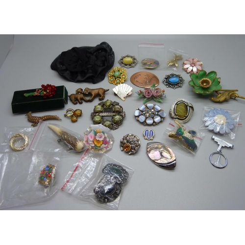 924 - Thirty costume brooches