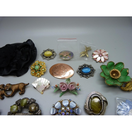 924 - Thirty costume brooches