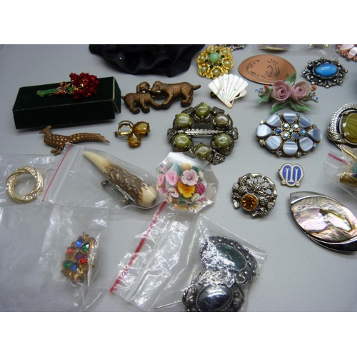 924 - Thirty costume brooches