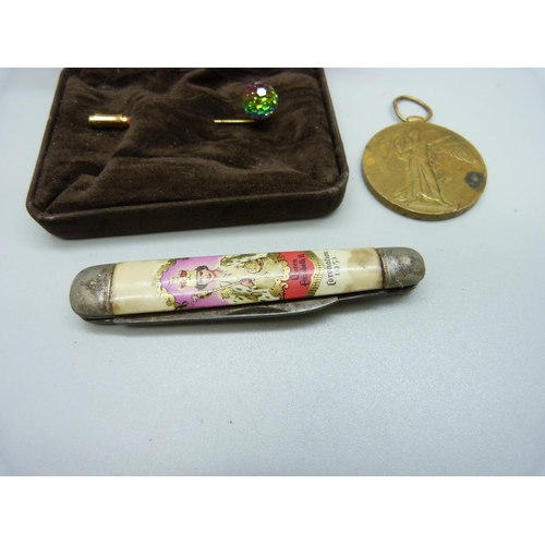 946 - A stick pin, a WWI Victory medal to 15970 Pte. J. Earp S Staff Reg and a Queen Elizabeth II penknife