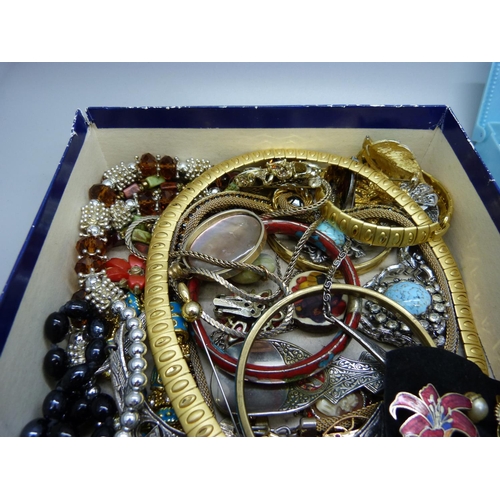 959 - A collection of jewellery including silver