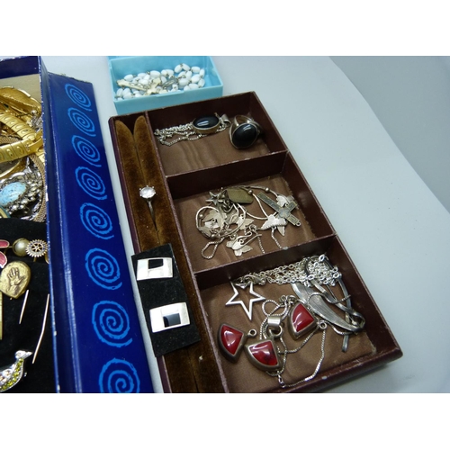 959 - A collection of jewellery including silver