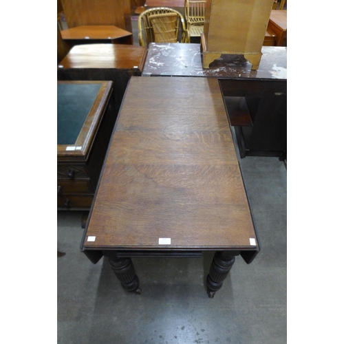 134 - A Victorian oak extending dining table