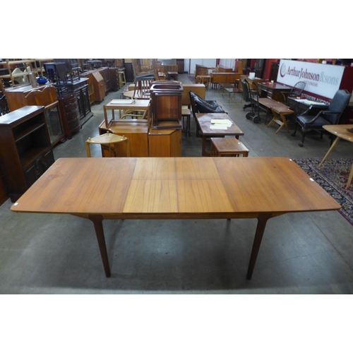 15 - A McIntosh teak T3 extending dining table