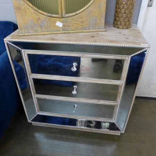 1404 - A pearl mirrored chest of drawers