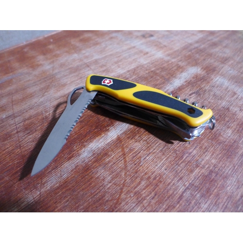 3077 - Victorinox multi tool Swiss knife