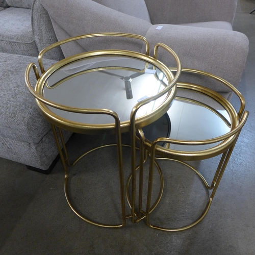 1359 - A gold mirrored nest of two tables
