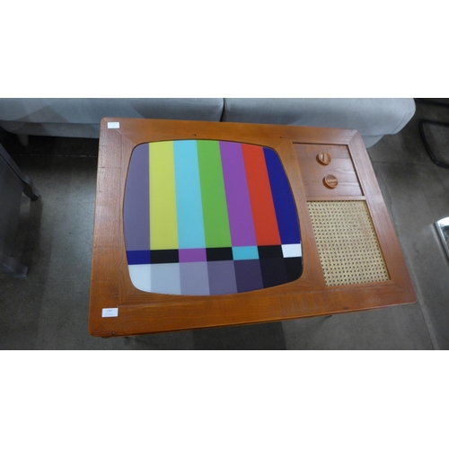 1361 - A coffee table in the form of a vintage TV