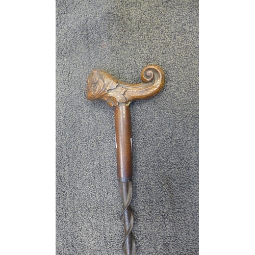 817 - A 19th Century Duke of Wellington 'The Iron Duke' walking stick with carved oak handle and spiral tw... 