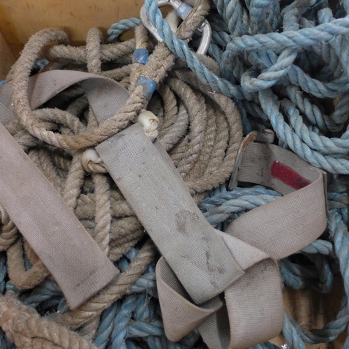 2054 - Box of rope and van straps with harness