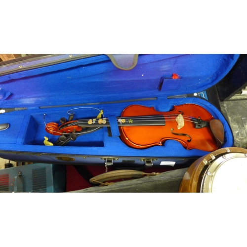 2162 - Violin and banjo in cases