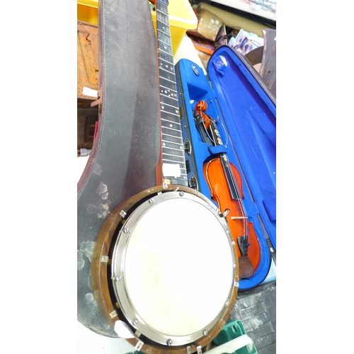 2162 - Violin and banjo in cases