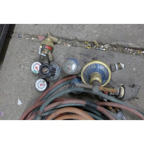 2129A - Oxy-acetylene cutter, gas burner regulator, etc.