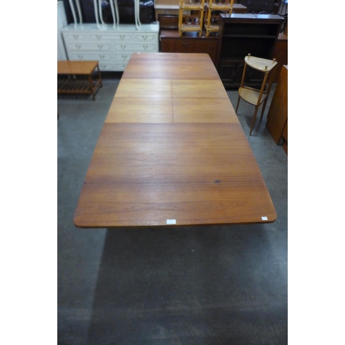 15 - A McIntosh teak T3 extending dining table