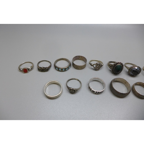 1033 - Eighteen silver rings, 79g