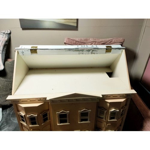 2140 - Dolls house and furniture