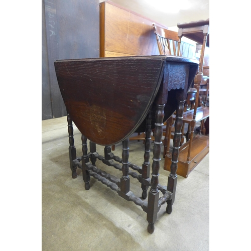 130 - An early 20th Century oak bobbin turned spider leg Sutherland table