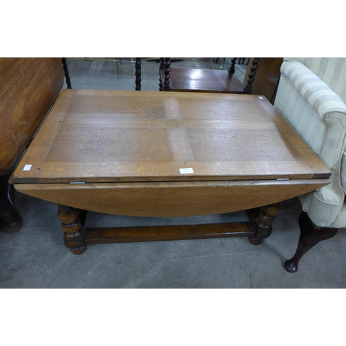 182 - An Ipswich oak drop-leaf coffee table