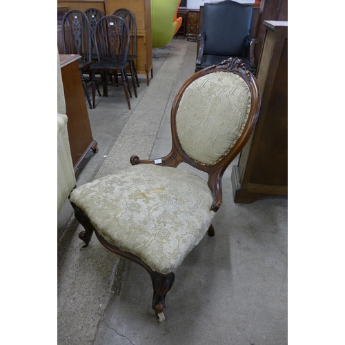 184 - A Victorian walnut and fabric upholstered spoonback lady's chair