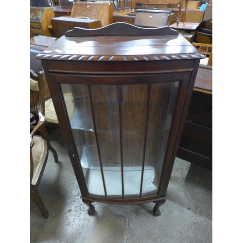 222 - A carved oak barleytwist gramophone cabinet, an early 20th Century mahogany sideboard, a walnut sing... 