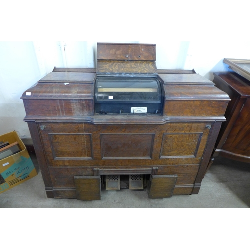 231 - An early 20th Century American oak pianola