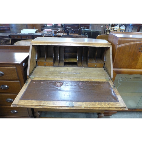 95 - An early 20th Century oak bureau